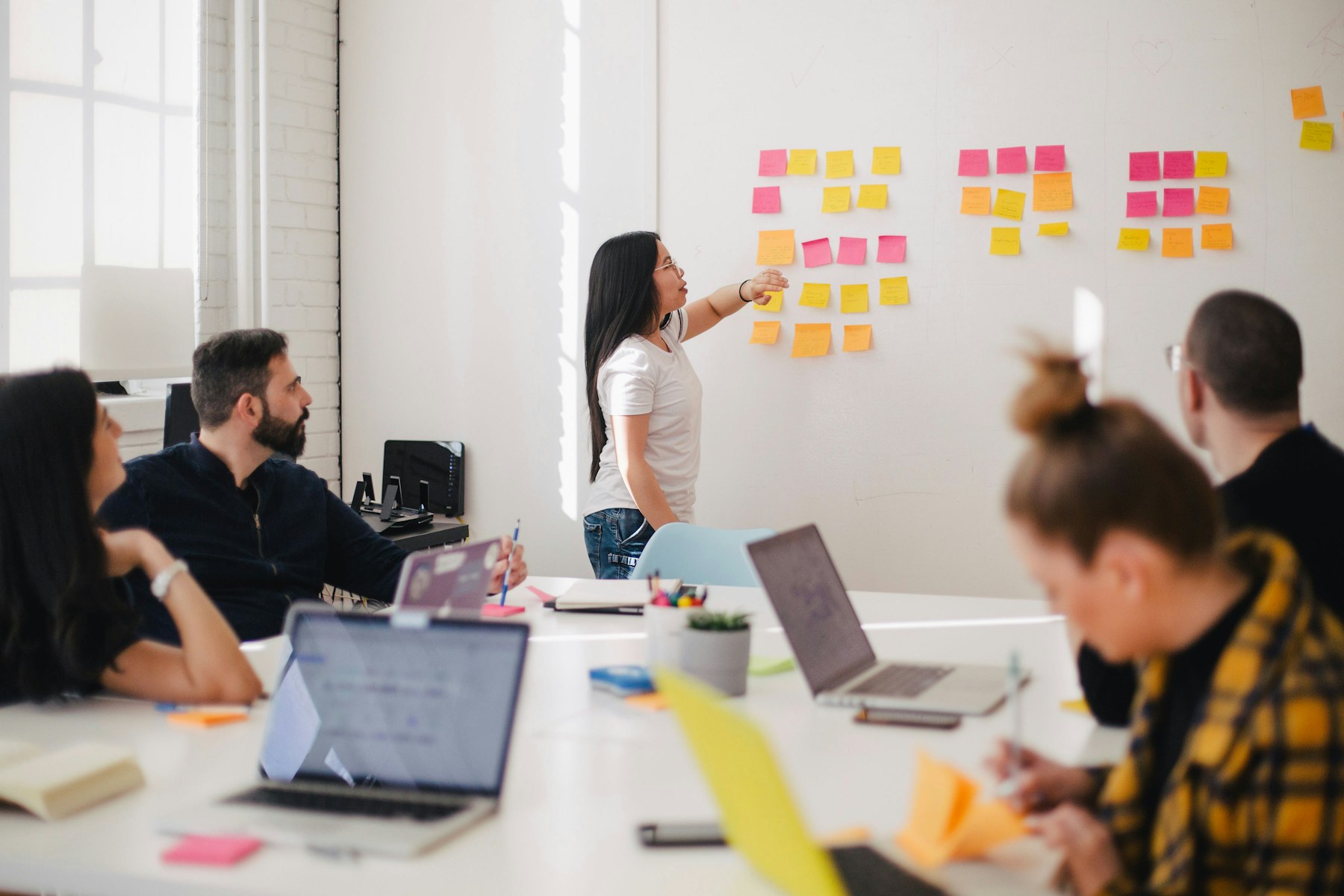 Equipe colaborando no atendimento e na solução de demandas